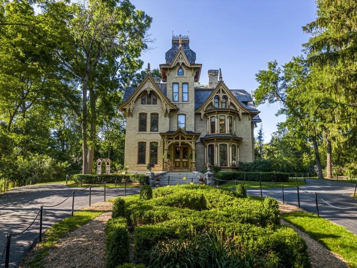 Once called a 'haunted house,' this Victorian mansion in Wisconsin was just snapped up for $1.5 million — see inside