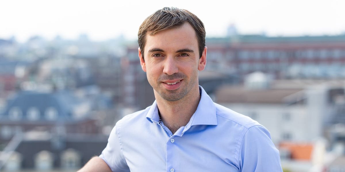 A top Booking.com exec shares his go-to AI prompt