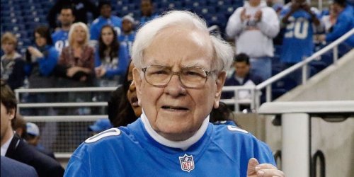 Warren Buffett lost a bet on a college-football game. He paid up by shipping a decades-old $5 bill using FedEx.
