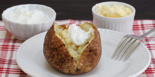 How to make baked potatoes in the oven with crispy skin and a fluffy middle