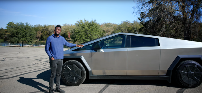 Top tech YouTuber breaks down the Tesla Cybertruck's 'ridiculous' windshield wiper and tricky door handles