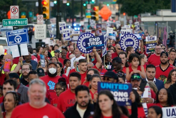 The UAW's strike strategy pits the Detroit 3 against each other — and leaves room for longer walkouts