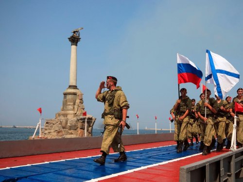 40,000 Russian troops are preparing for war in Crimea, and the US is 'extremely concerned'
