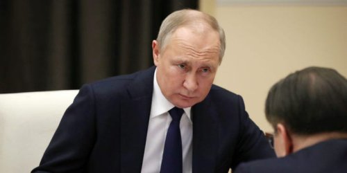 Putin's leadership is unraveling as he takes regular breaks for medical treatment and is constantly surrounded by doctors, says British ex-spy