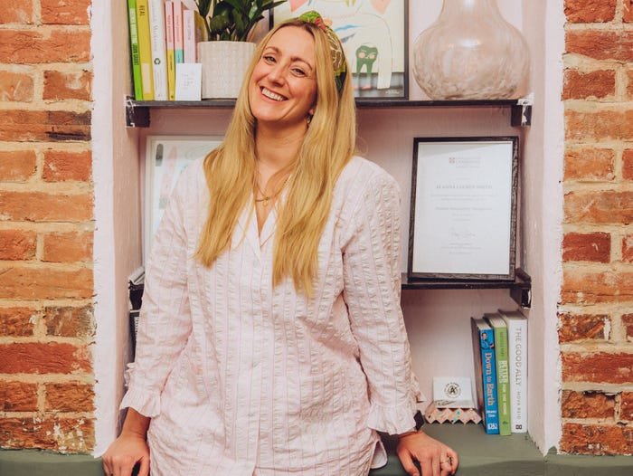A virtual assistant who makes $4,000 a month in revenue shares 4 tips for starting a business like hers, including how to find your niche