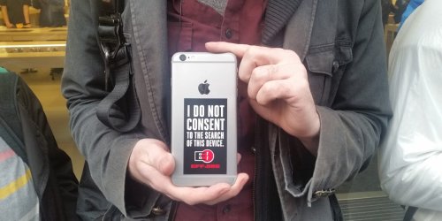 The first rally to support Apple's fight with the FBI just happened at the Apple Store in San Francisco