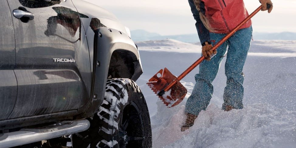 14 essential items you should keep in your car during the winter