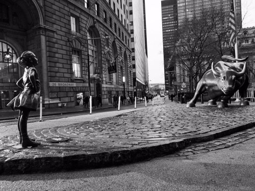 A $2.5 trillion asset manager just put a statue of a defiant girl in front of the Wall Street bull