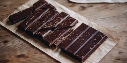 4 proven benefits of dark chocolate and the best way to eat it