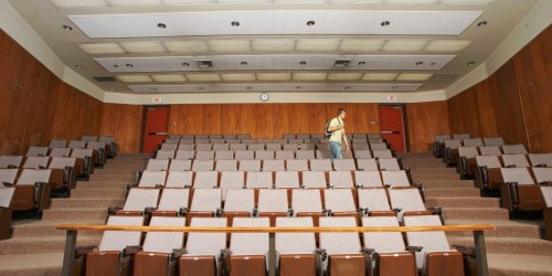 3 reasons why Americans aren't going to college anymore