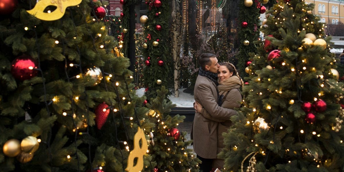8 tips for meeting your partner's family for the first time during the holidays, according to relationship experts