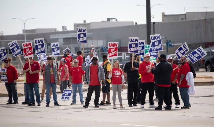 Ford and GM could be losing $100 million every week with union workers on strike
