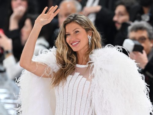 Gisele Bündchen abides by the classic airplane crisis guidelines to take care of her kids