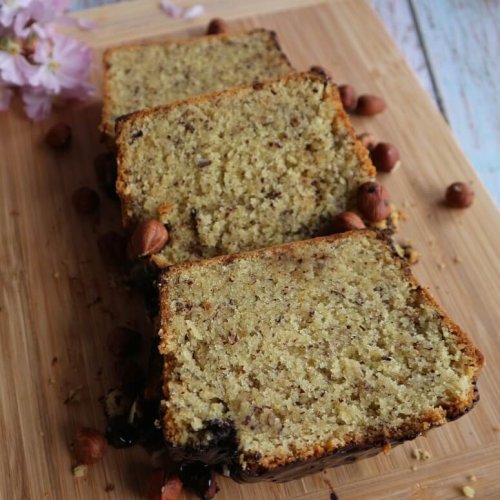 Veganer Nusskuchen – saftiger Kuchen mit Haselnuss in Kastenform