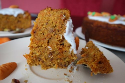 Karottenkuchen vegan – Rezept für saftigen Möhrenkuchen / Rüblikuchen