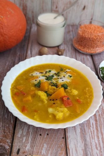 Kürbis-Linsen-Suppe – mit Kokosmilch und Blumenkohl