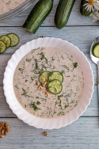 Tarator – bulgarische kalte Gurkensuppe mit Joghurt