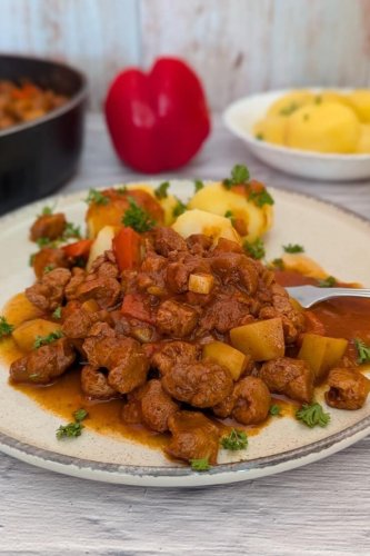 Veganes Gulasch – Rezept mit Soja-Schnetzel