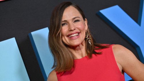 Jennifer Garner Wore the Flirtiest Minidress With Sneakers on the Red Carpet