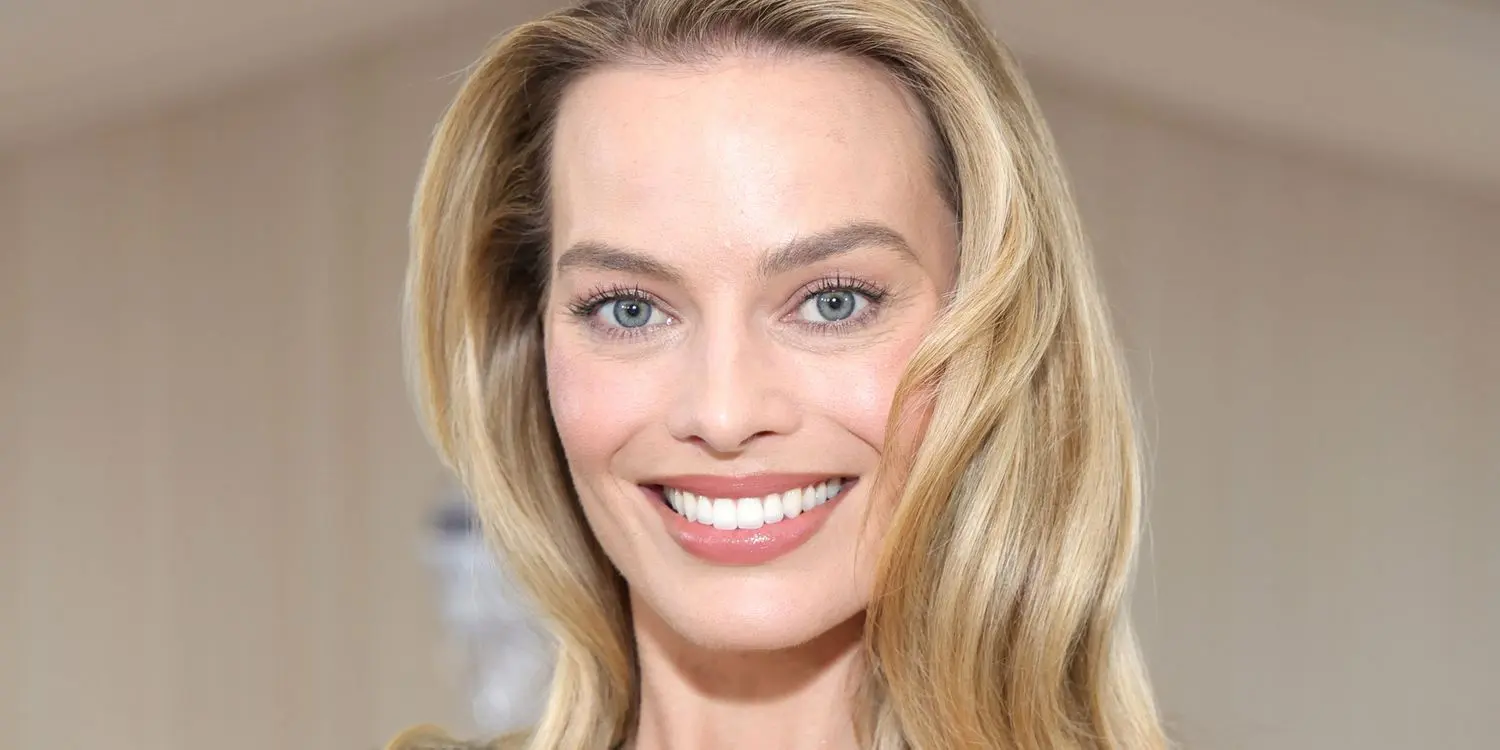 Margot Robbie Stunned at the Met Gala with a '90s Supermodel Blowout |  Flipboard