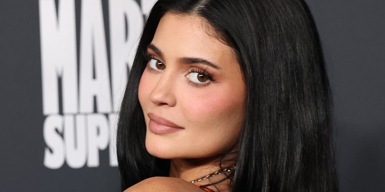 Kylie Jenner Bares Her Abs in a Plunging Pink Marshmallow Sports Bra and Super Low-Rise Capris