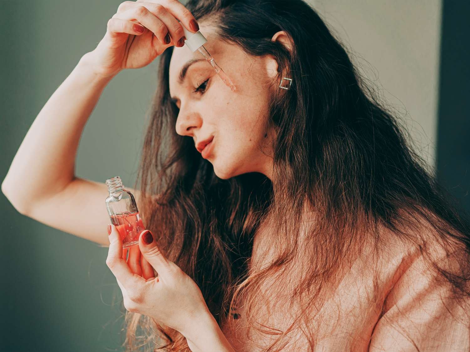 This Serum Makes 60-Year-Old Fans’ “Skin Look Like Glass” and Smoothed My Complexion—so I Swore Off Foundation