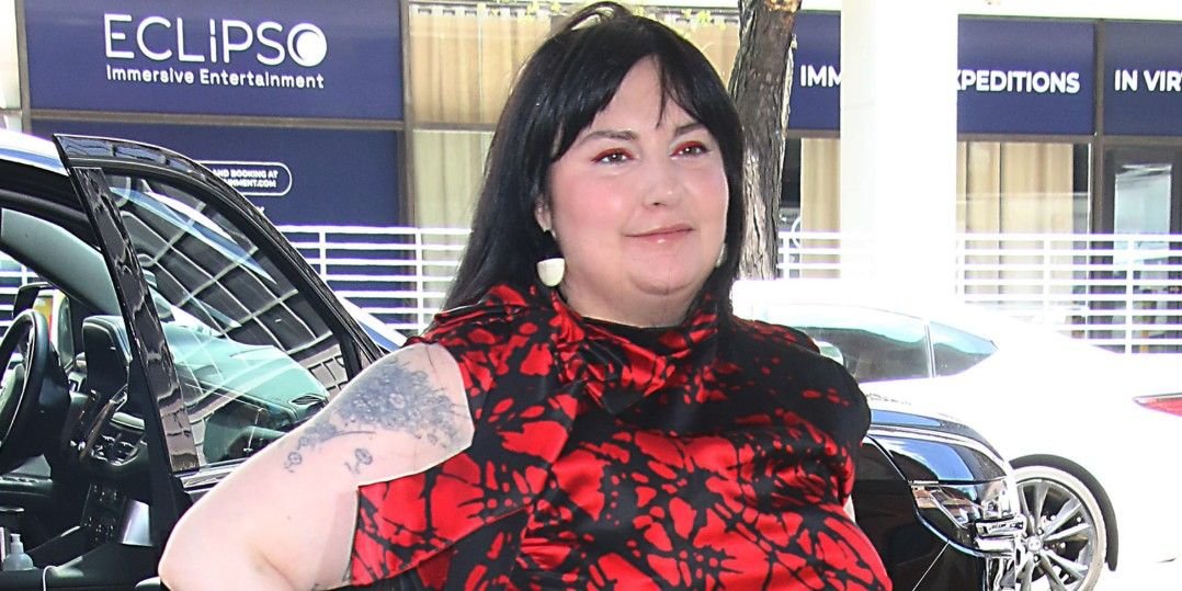 Lena Dunham Arrives at Taylor Swift and Travis Kelce’s Celebrity-Filled Wedding in Hot Pink