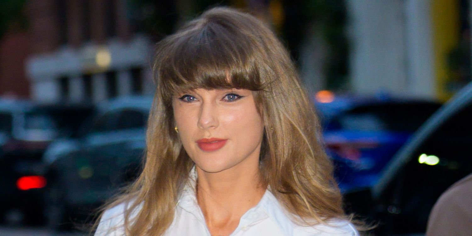 Taylor Swift Flashes Her Updated Ring Stack With an Unconventional Megawatt Wedding Band