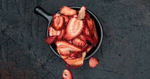 Gesunder und fruchtiger Sommer-Snack: Rezept für Erdbeer-Chips