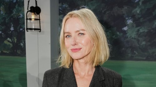 Naomi Watts zeigt: Weite Jeans tragen wir im Frühling 2025 nur SO