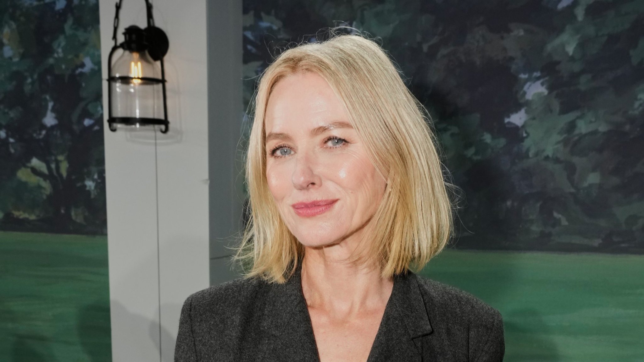 Naomi Watts zeigt: Weite Jeans tragen wir im Frühling 2025 nur SO