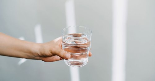 6 Gesundheits-Benefits: Deshalb solltest du morgens unbedingt warmes Wasser trinken