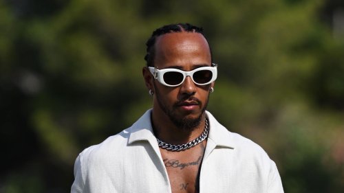 Alle lieben ihn: Warum im Sommer 2025 Modeprofis auf den Lewis-Hamilton-Look setzen