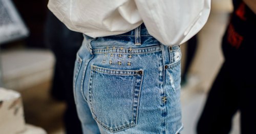 Blaue Jeans sind out! Diese Trend-Hose 2023 empfehlen wir stattdessen