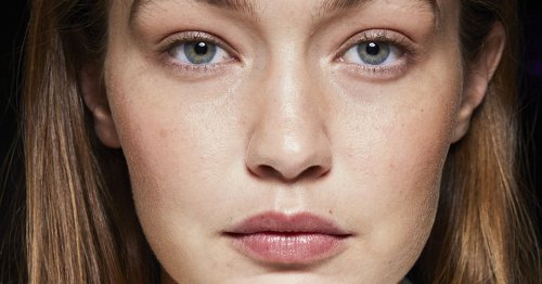 Ich liebe diesen schwarzen Lippenstift von Clinique – er verändert seine Farbe auf den Lippen