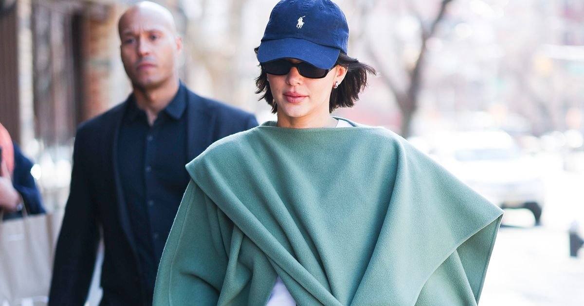 Diese Tasche ist im Frühling 2025 Trend – aber nur so tragen echte Modeprofis die Bag richtig