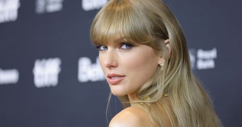 Bequem wie Birkenstocks, nur edler: Taylor Swift trägt die perfekten Sommersandalen