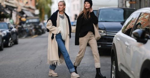 Das sind die 7 schönsten Jeans-Pulli-Kombis für Herbst und Winter