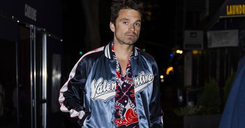 Boyischer Modetrend: So cool stylt Sebastian Stan seine College Jacke