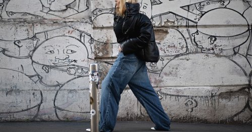 Die Influencer*innen tragen sie schon: Die Jeans von H&M, die 2022 Modetrend wird
