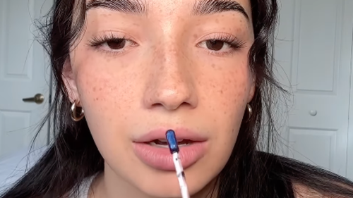 100 Millionen Mal geklickt: Alle wollen dieses Lippen-Produkt – es ist Blau 😱