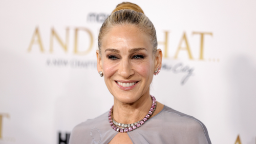 Vergiss Jeans! Im Sommer 2025 setzen wir auf dieses coole Denim-Teil von Sarah Jessica Parker