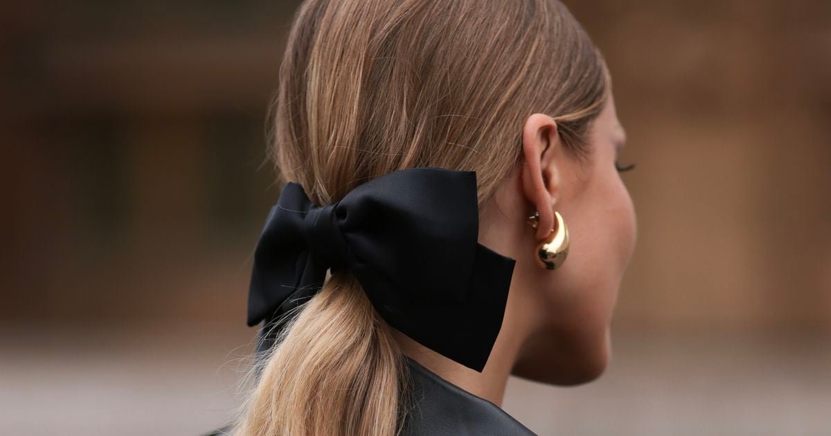 Nie wieder Haargummis! Im Frühling 2025 tragen wir diesen Haar-Trend – von H&M