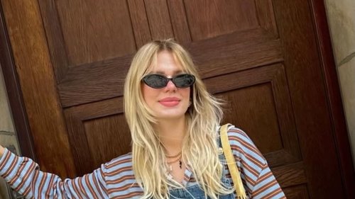 Jeanskleider + blaue Sneaker: Das ist DIE Trend-Kombi der Cool Girls 2025