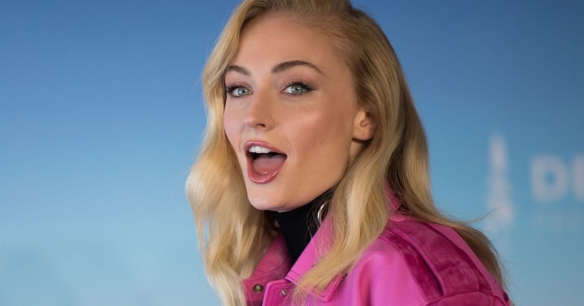 Vergiss blaue Jeans! Wer Ahnung von Mode hat, trägt 2025 diese Trend-Farbe