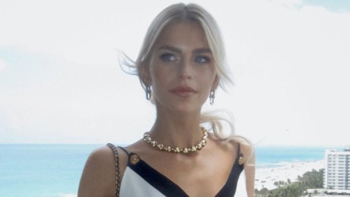 So stylish kombiniert Caro Daur schwarze Loafer im Sommer 2025
