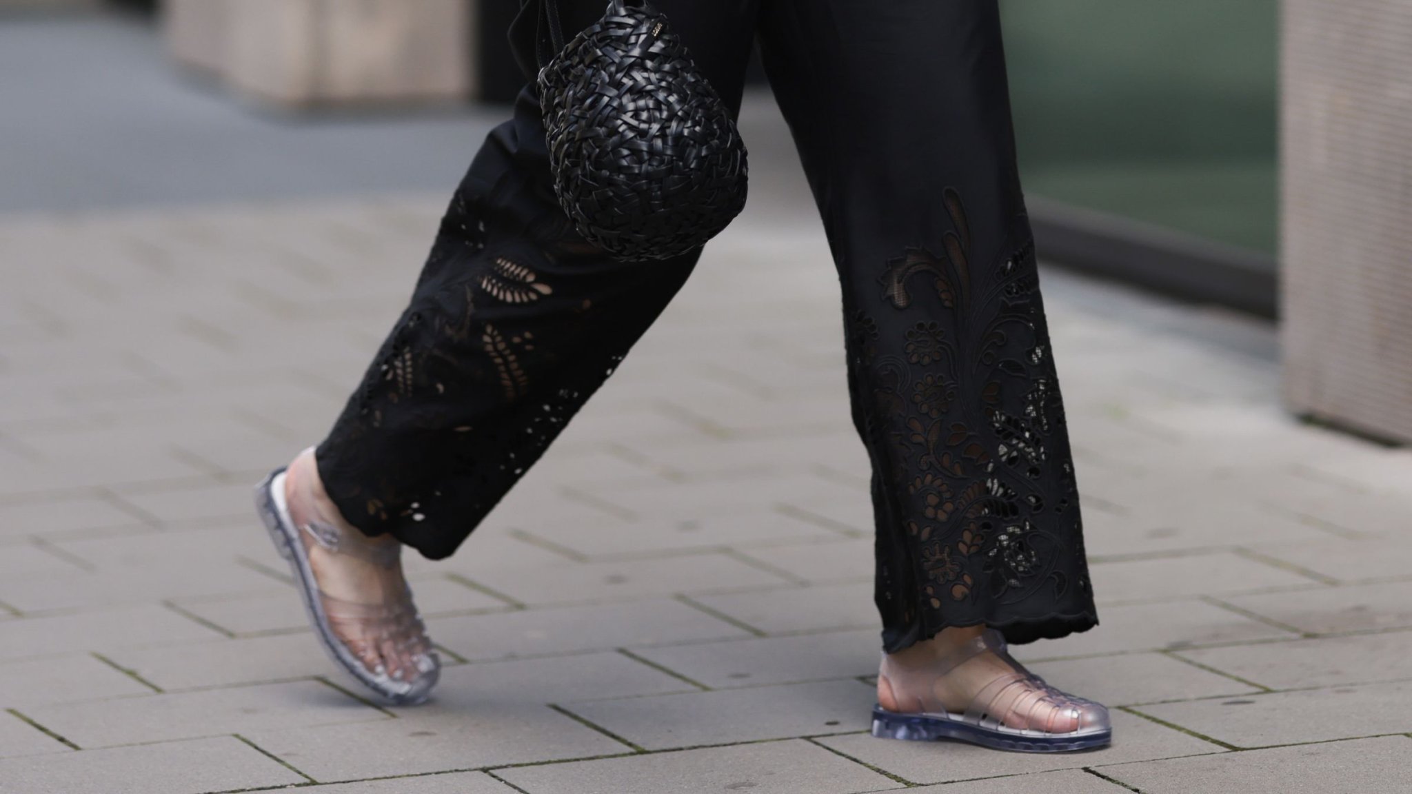 Kein Scherz! Diese „Gummi“-Schuhe sind jetzt schicker Alltagstrend 2025
