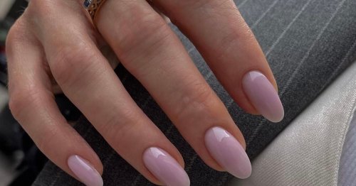 French Nails waren gestern: „Rosy Gloss Nails“ sind beliebter Nageltrend 2025