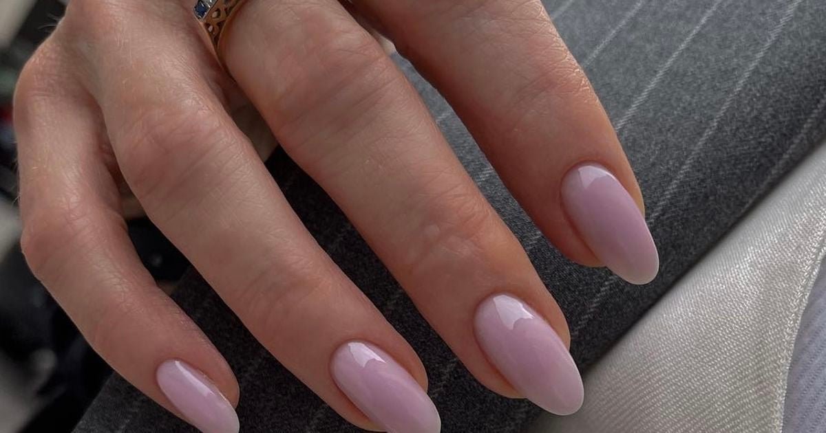 French Nails waren gestern: „Rosy Gloss Nails“ sind beliebter Nageltrend 2025