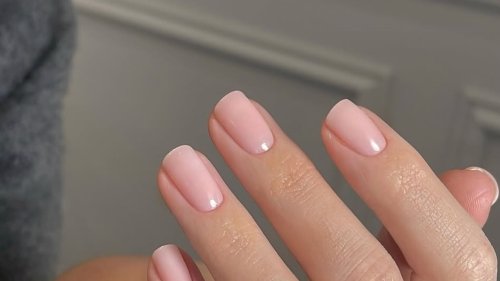 Preppy Nails sind neuer Nagellack-Trend im Frühling 2025
